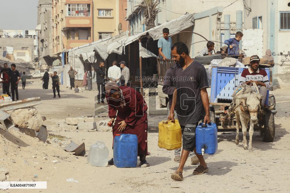 Meal and Water Distribution in Gaza