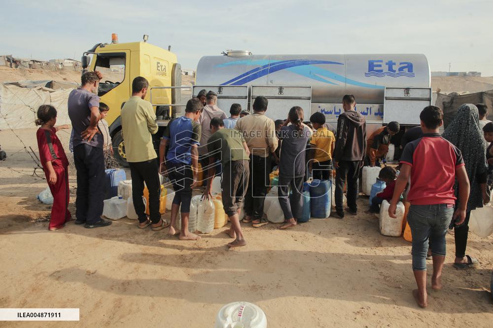 Meal and Water Distribution in Gaza