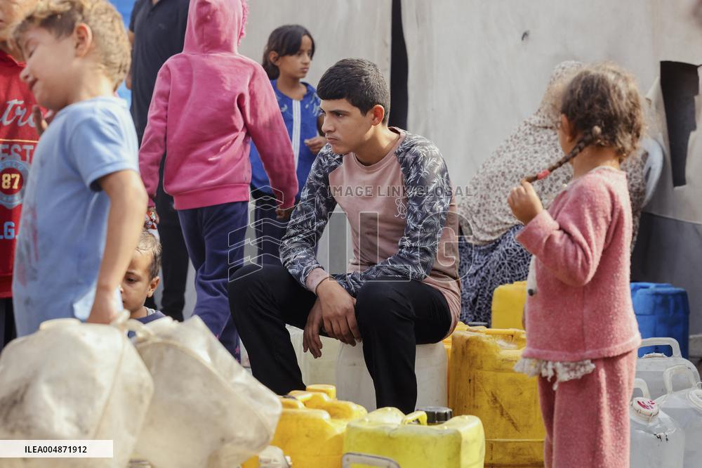 Meal and Water Distribution in Gaza