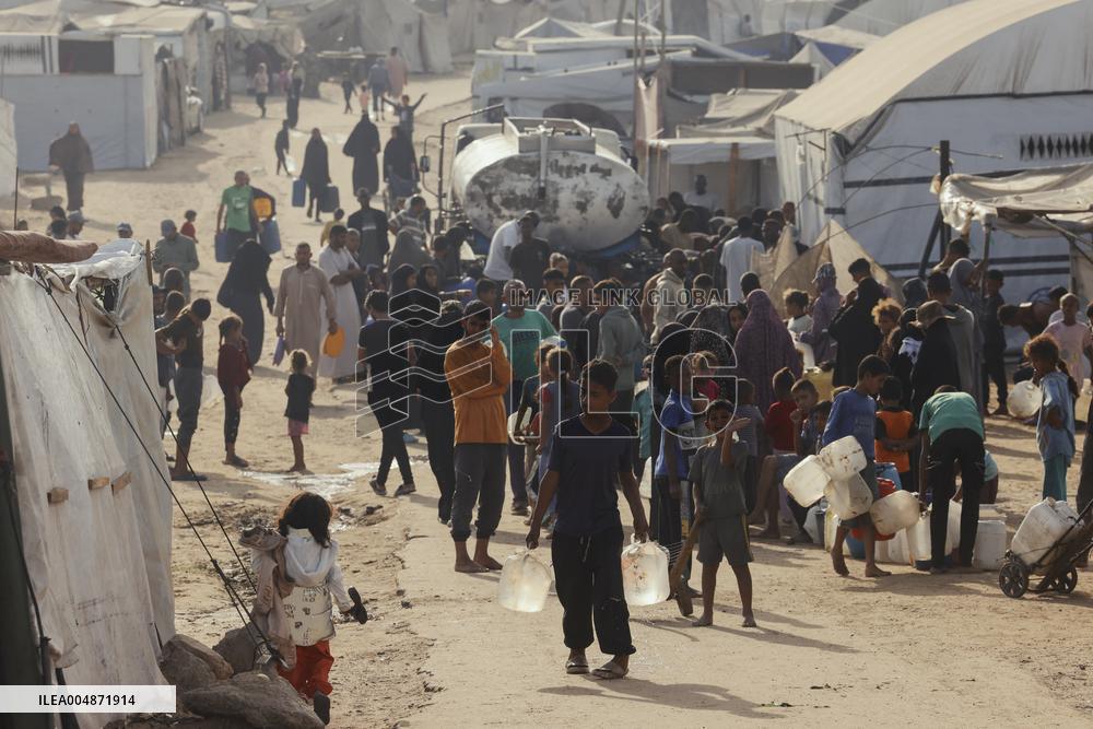 Meal and Water Distribution in Gaza