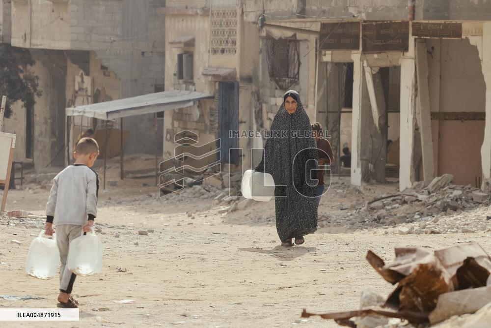 Meal and Water Distribution in Gaza