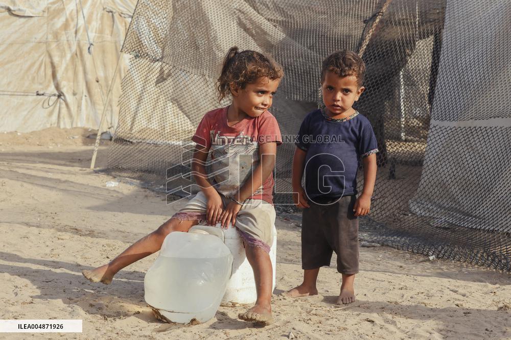 Meal and Water Distribution in Gaza