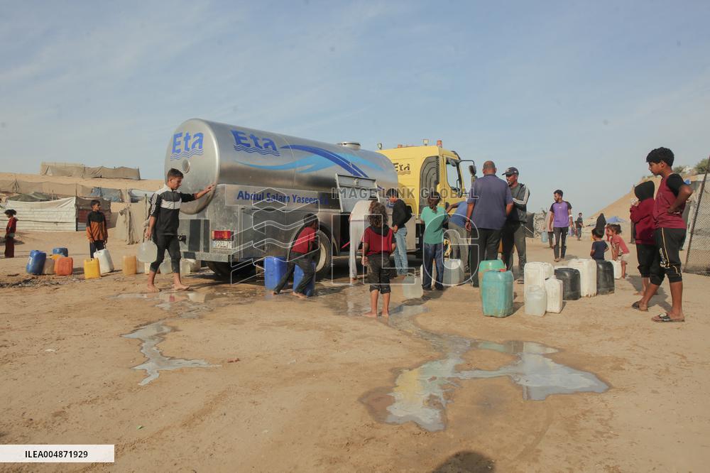 Meal and Water Distribution in Gaza