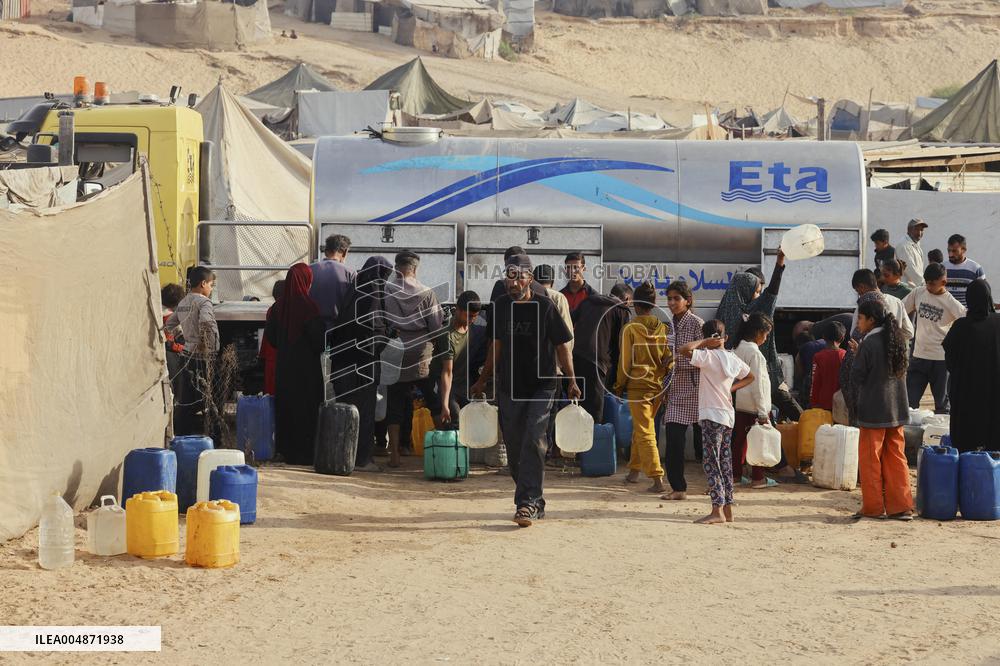 Meal and Water Distribution in Gaza