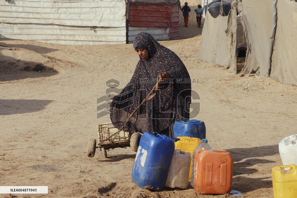 Meal and Water Distribution in Gaza