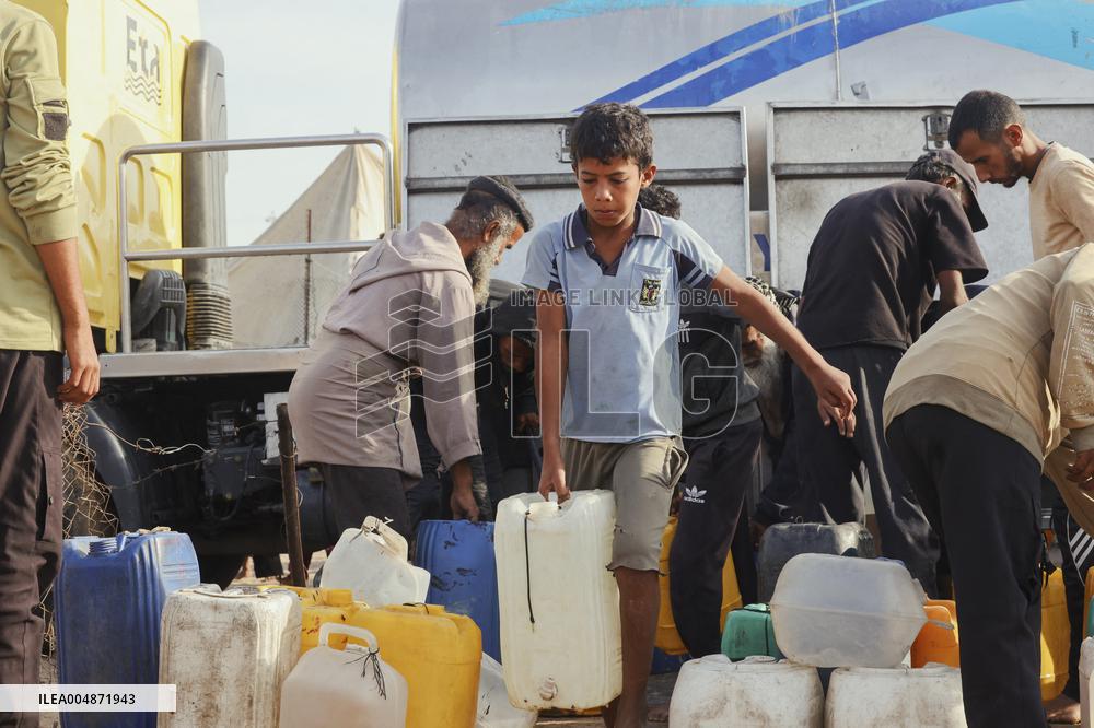 Meal and Water Distribution in Gaza