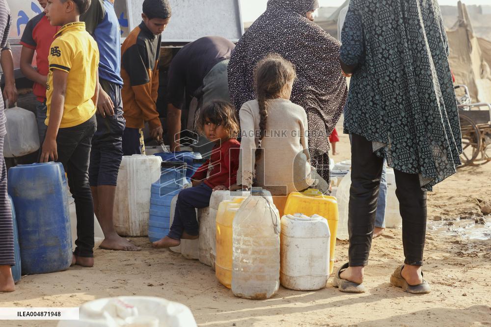 Meal and Water Distribution in Gaza