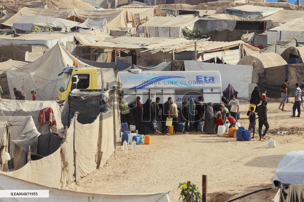 Meal and Water Distribution in Gaza