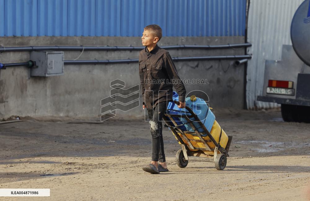 Meal and Water Distribution in Gaza