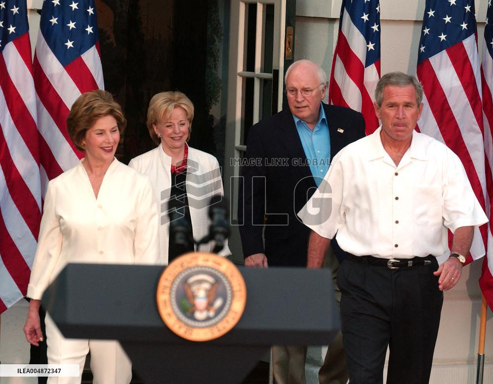 Bushs Welcome Members of Congress to White House