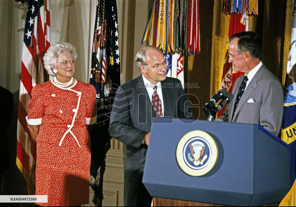 Bushs Present the Presidential Medal of Freedom
