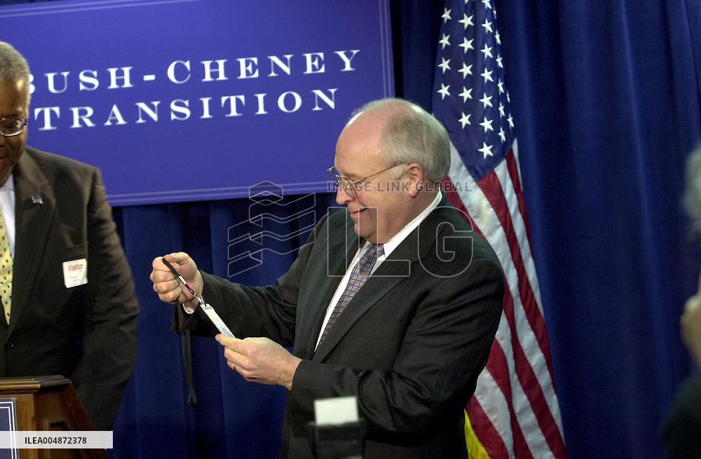 Cheney Meets Reporters