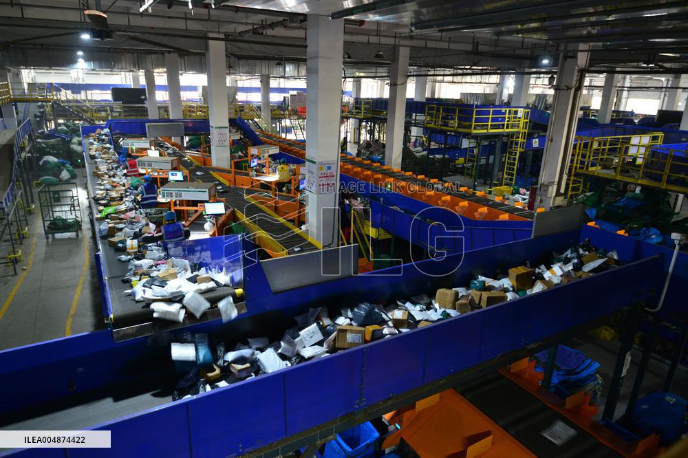 Online Shopping Logistics Peak