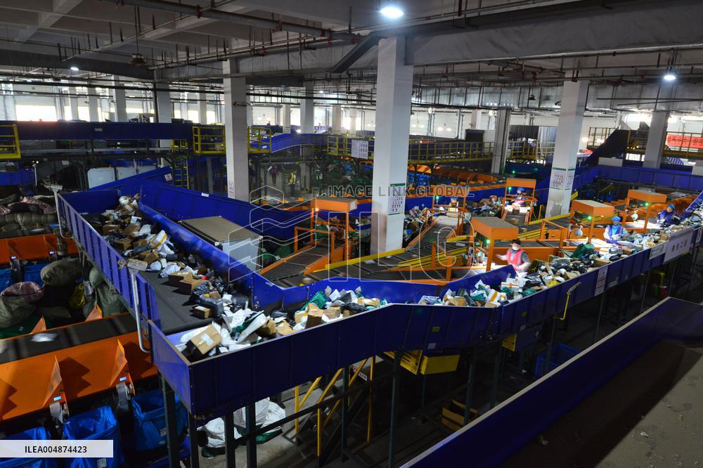 Online Shopping Logistics Peak