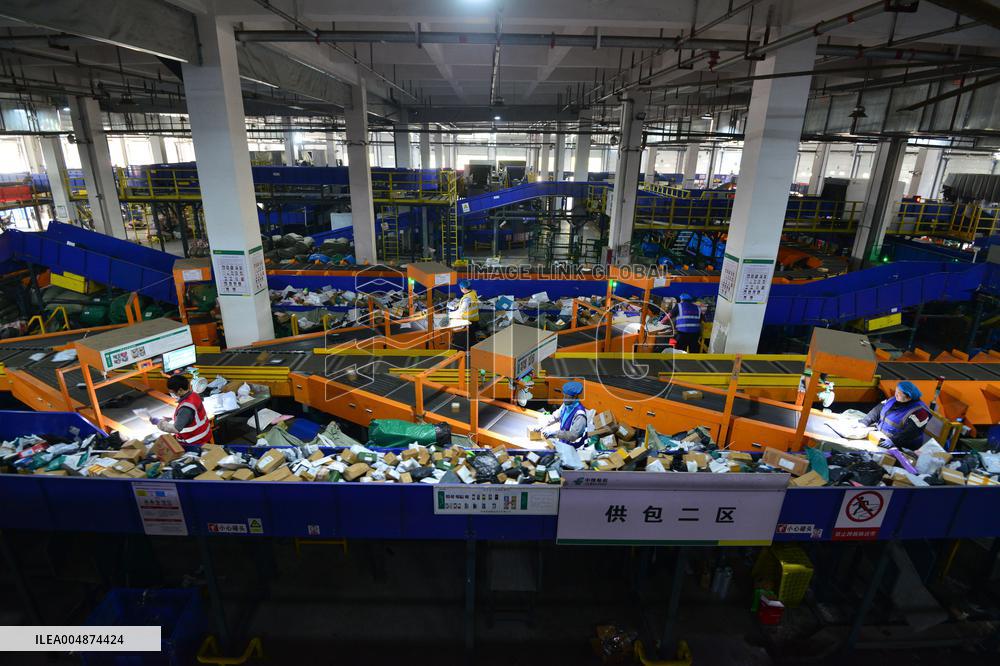 Online Shopping Logistics Peak