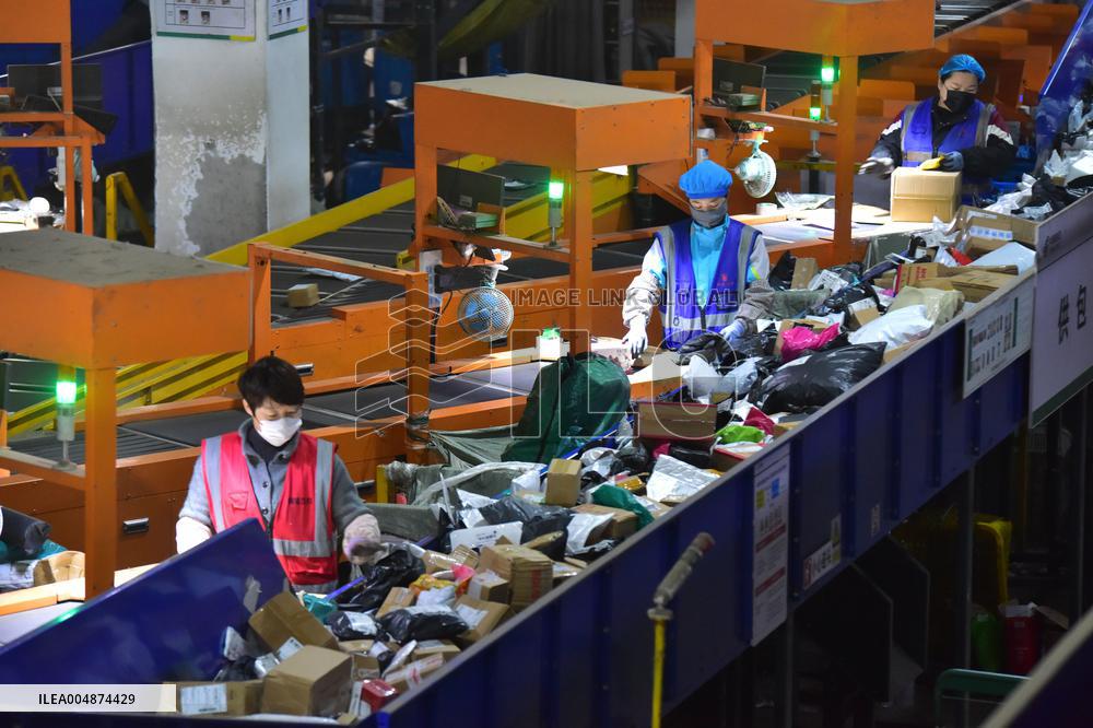 Online Shopping Logistics Peak