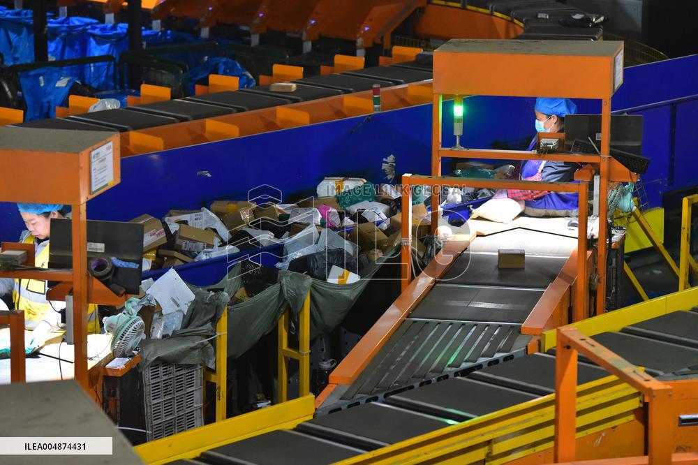 Online Shopping Logistics Peak