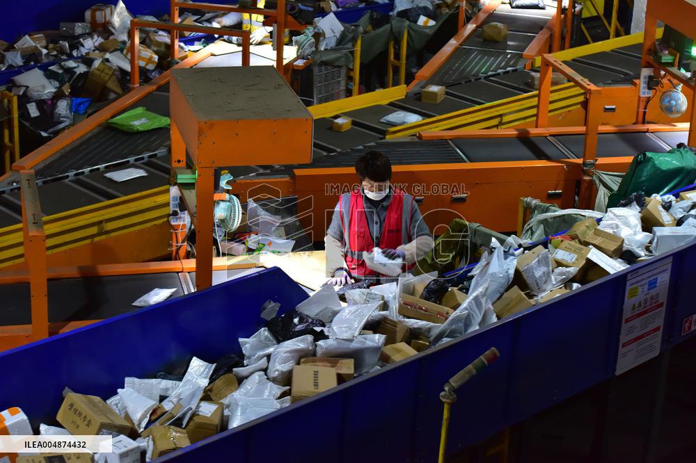 Online Shopping Logistics Peak