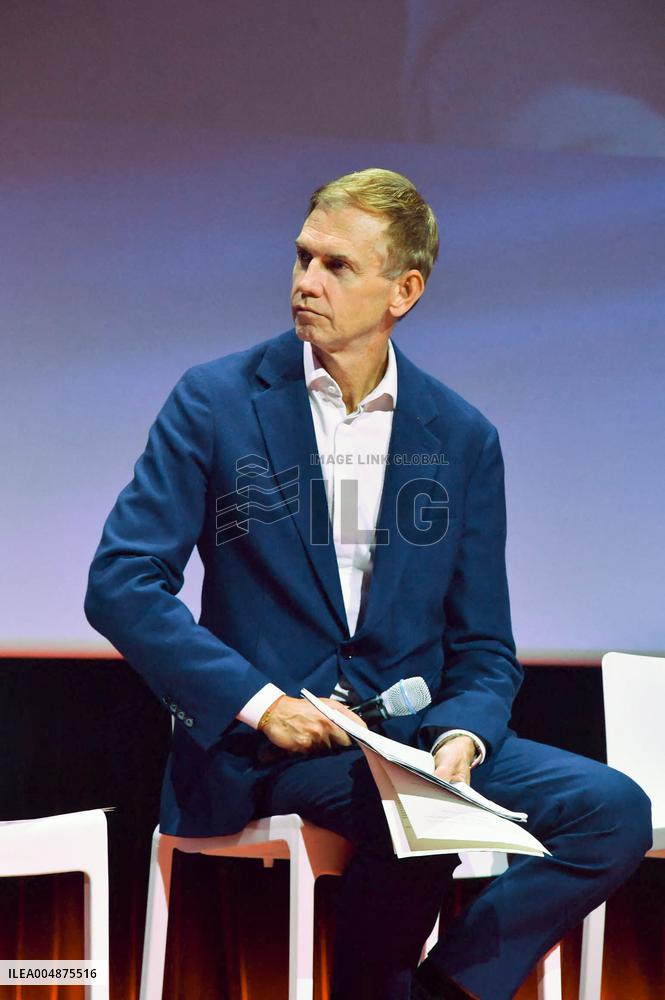 Ministerial Visits to Automotive Industry Day - Paris