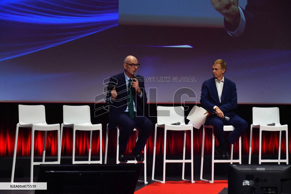 Ministerial Visits to Automotive Industry Day - Paris