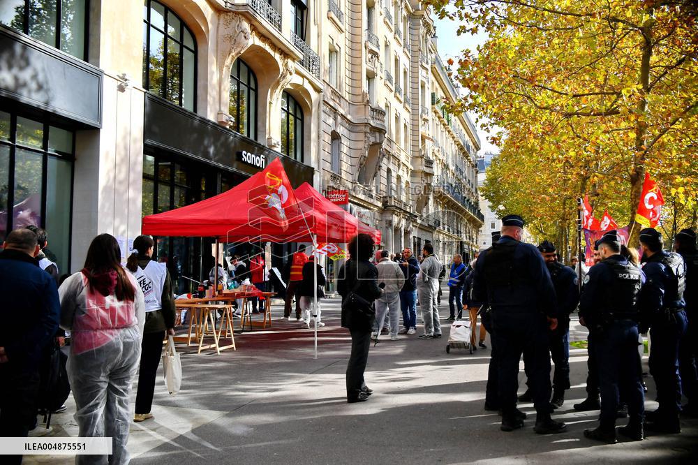 Inter-Union Rally In Front Of Maison Sanofi - Paris