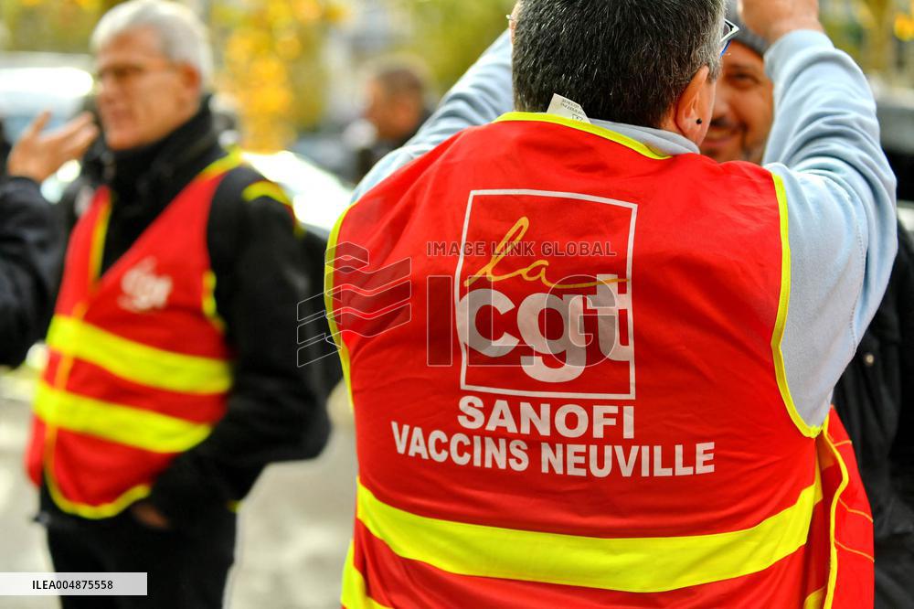 Inter-Union Rally In Front Of Maison Sanofi - Paris