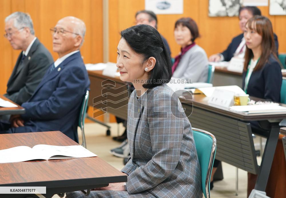 Crown princess visits maternal and child health center