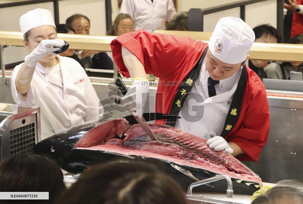 Japan sushi chain holds simultaneous tuna-cutting shows