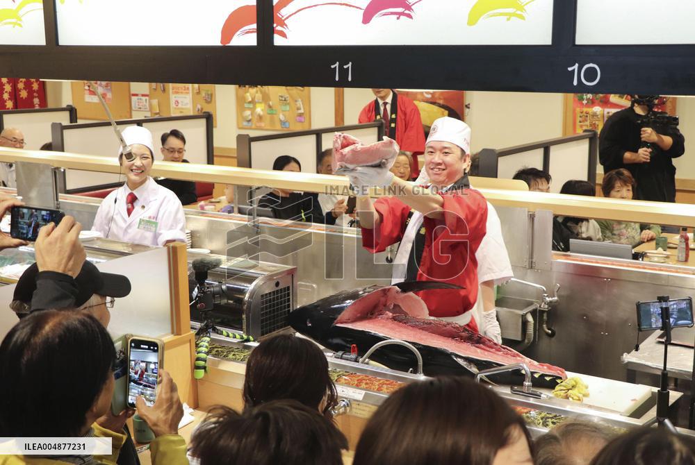 Japan sushi chain holds simultaneous tuna-cutting shows