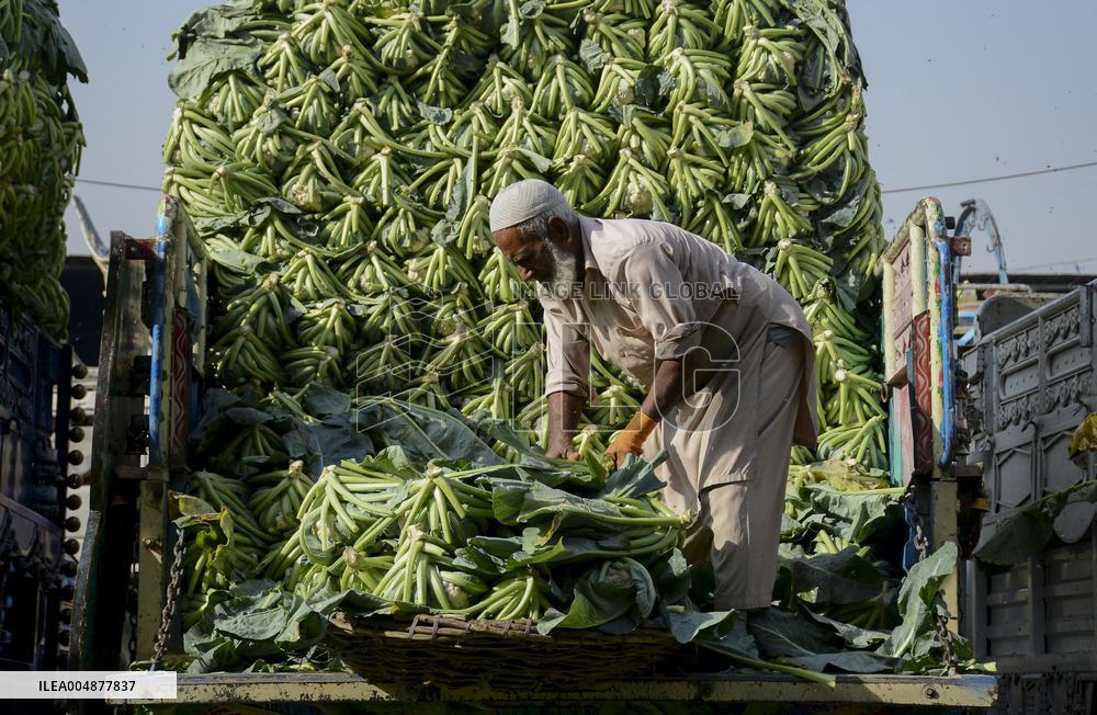 Daily life in Rawalpindi Bazaar - Pakistan