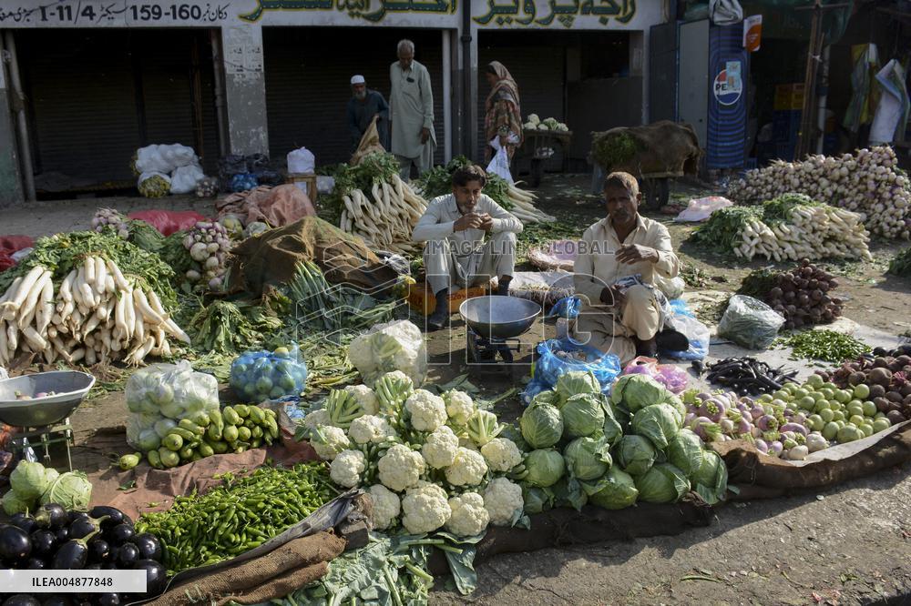 Daily life in Rawalpindi Bazaar - Pakistan