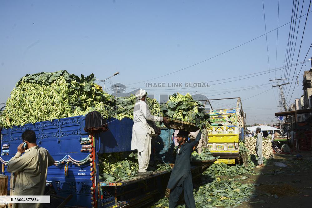 Daily life in Rawalpindi Bazaar - Pakistan