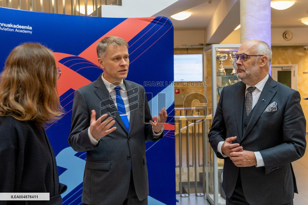 Estonian presidentÂ´s visit to the Estonian Aviation Academy