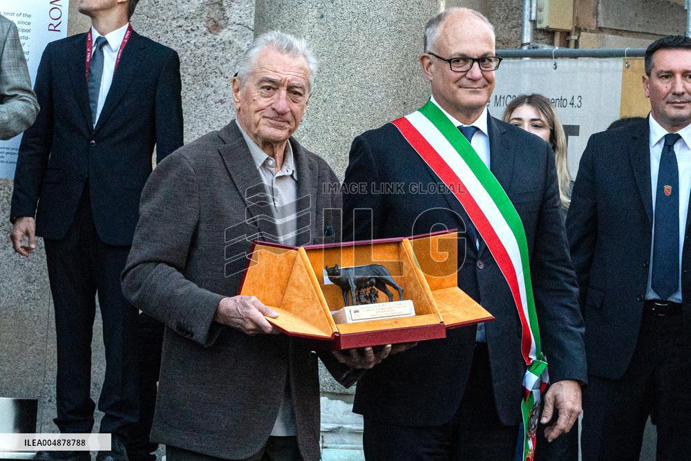 Robert De Niro Recieves The Capitoline Wolf - Rome