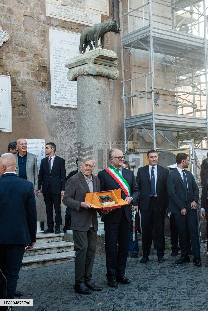 Robert De Niro Recieves The Capitoline Wolf - Rome