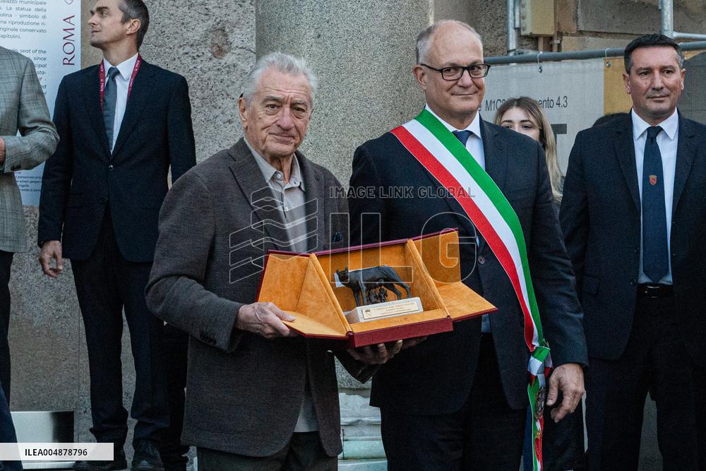 Robert De Niro Recieves The Capitoline Wolf - Rome