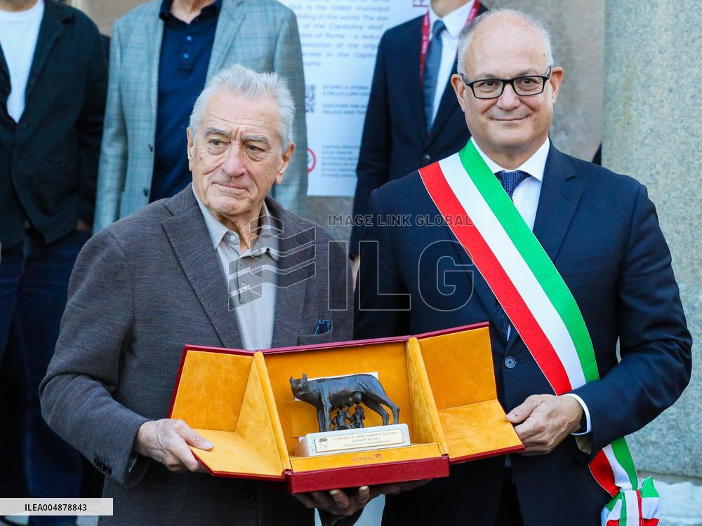 Robert De Niro Recieves The Capitoline Wolf - Rome