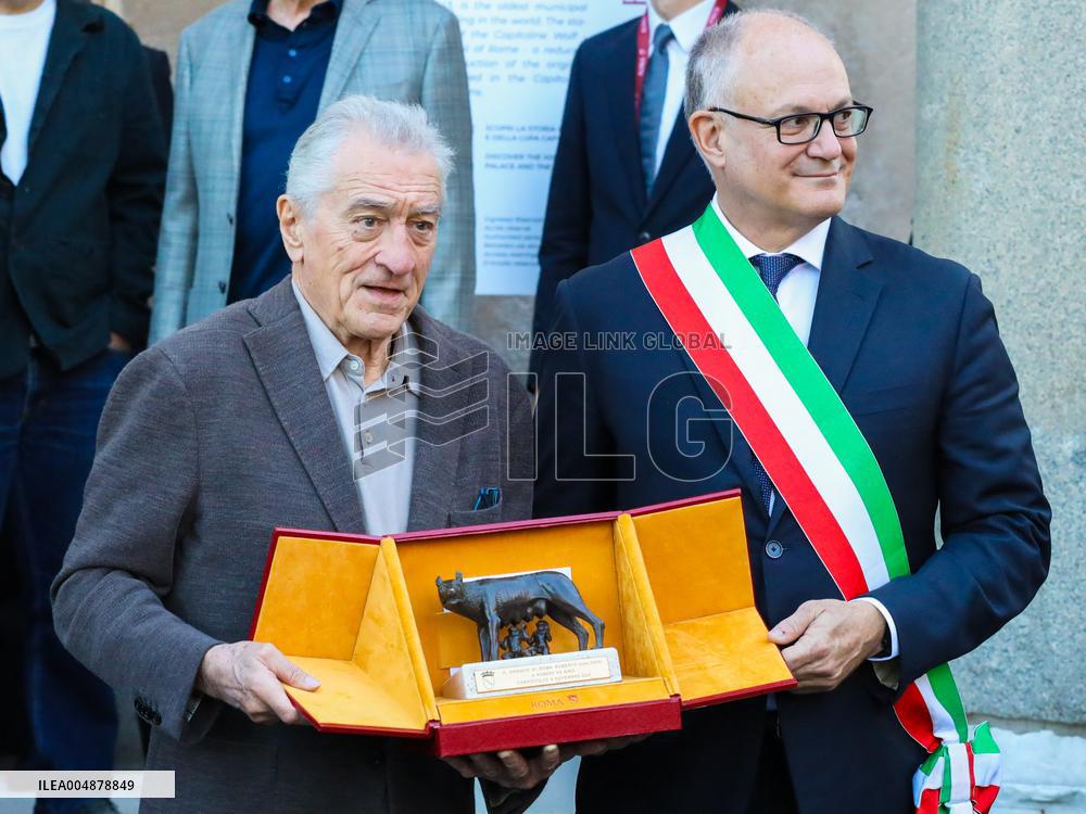 Robert De Niro Recieves The Capitoline Wolf - Rome