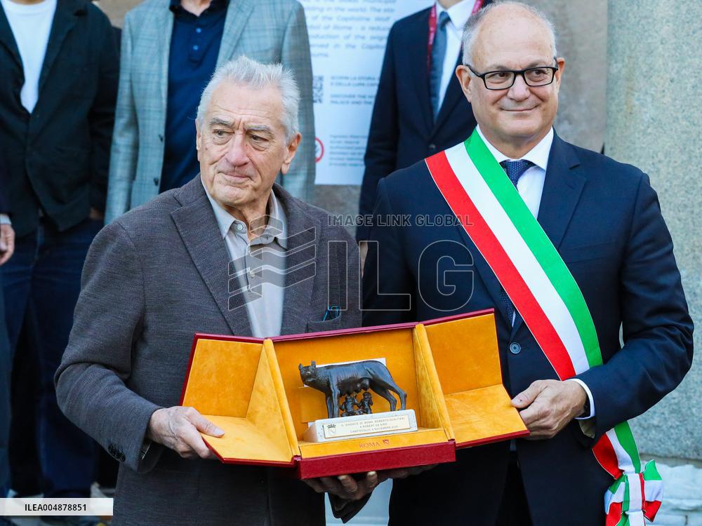 Robert De Niro Recieves The Capitoline Wolf - Rome