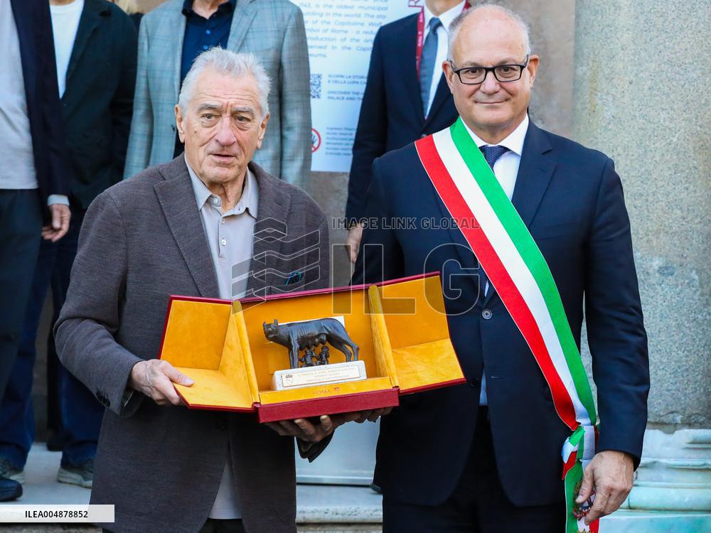 Robert De Niro Recieves The Capitoline Wolf - Rome