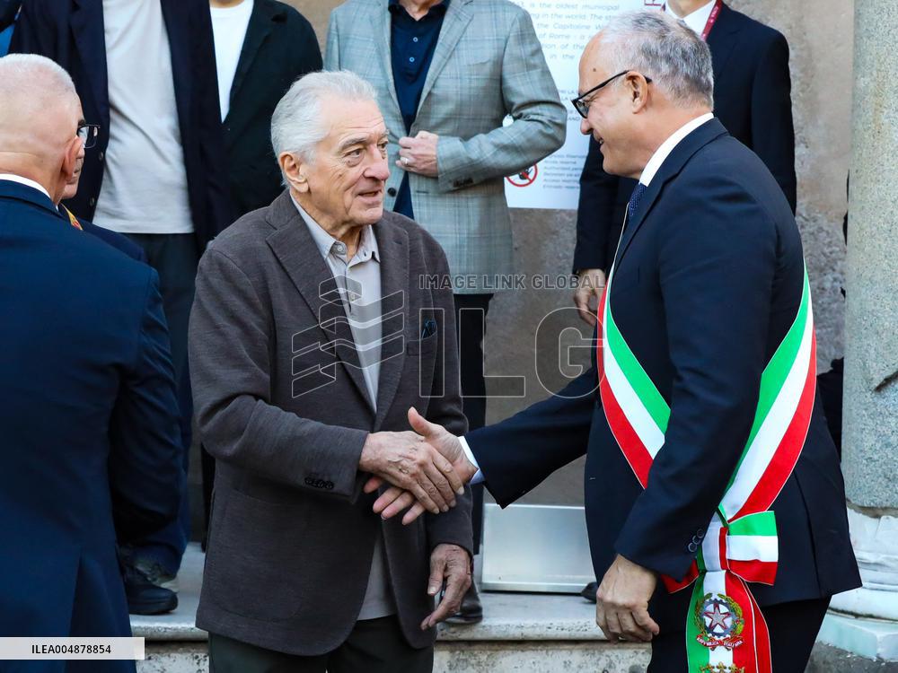 Robert De Niro Recieves The Capitoline Wolf - Rome