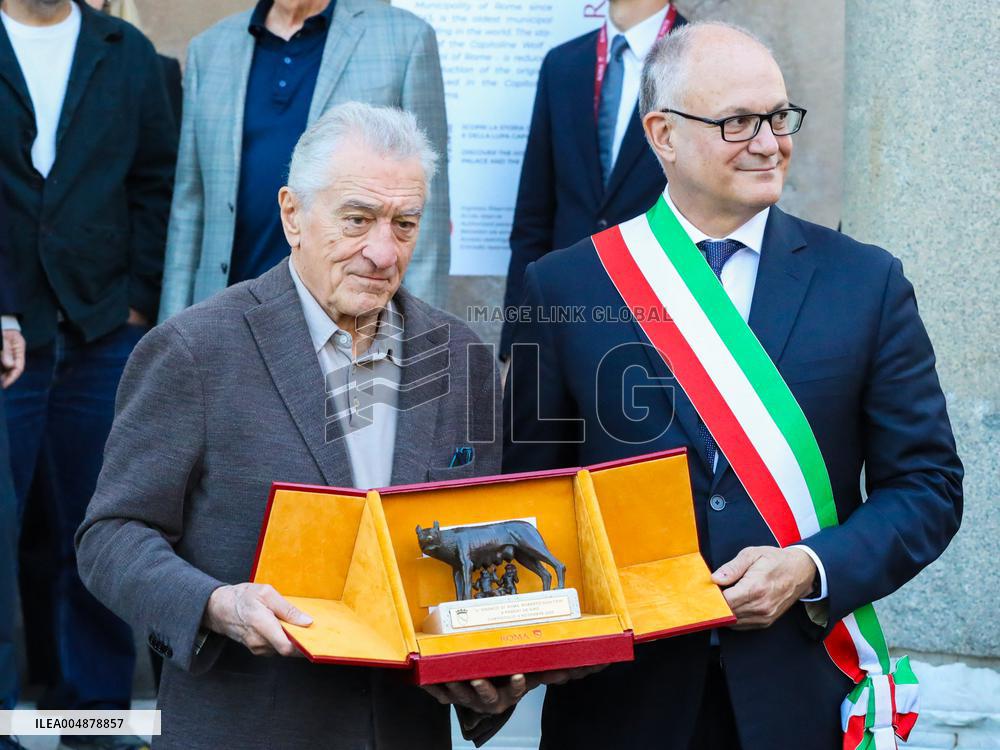 Robert De Niro Recieves The Capitoline Wolf - Rome
