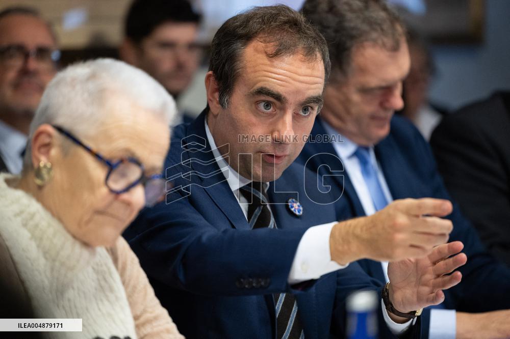 Prime Minister Meets with Regional Presidents - Versailles