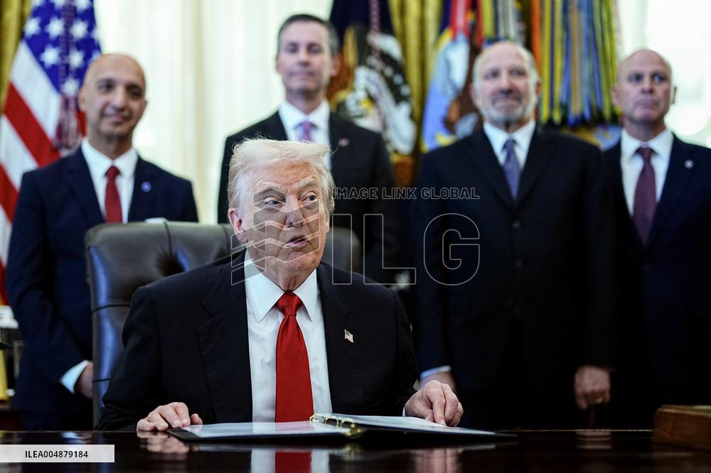 Trump Speaks in The Oval Office - Washington