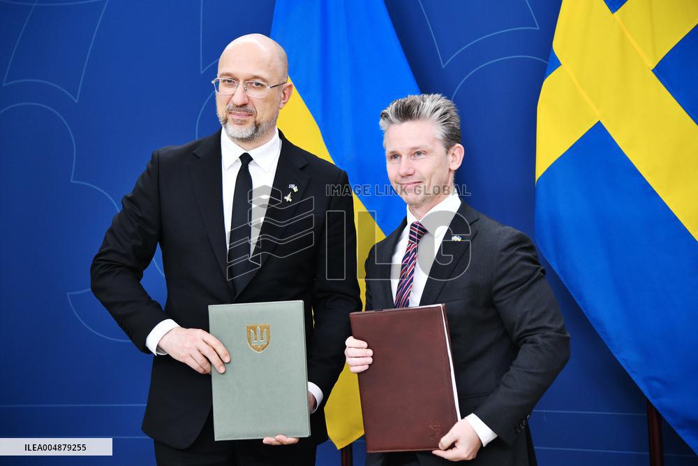SWEDEN UKRAINE MINISTERS OF DEFENSE
