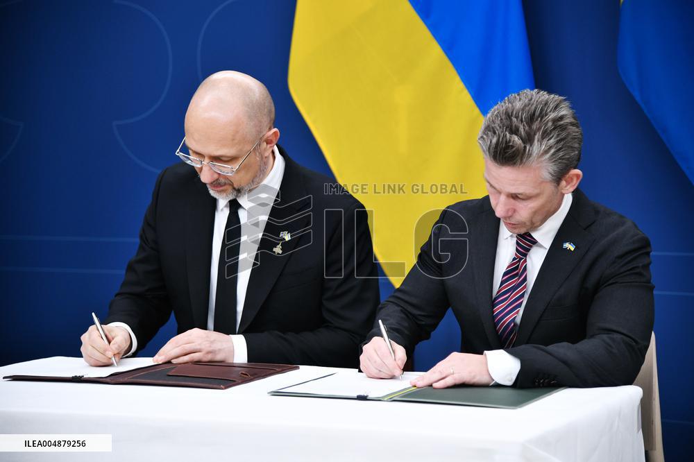 SWEDEN UKRAINE MINISTERS OF DEFENSE