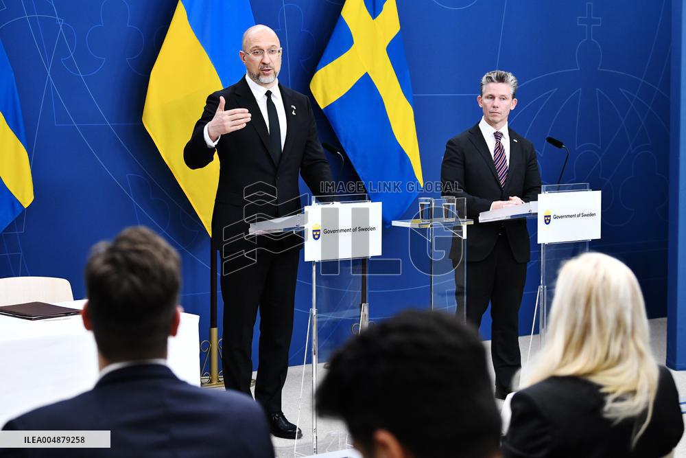 SWEDEN UKRAINE MINISTERS OF DEFENSE