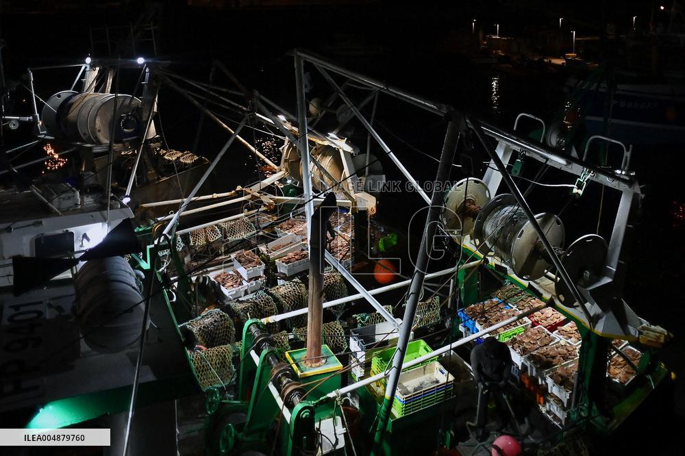 Return From Scallop Fishing - Port-En-Bessin. FC