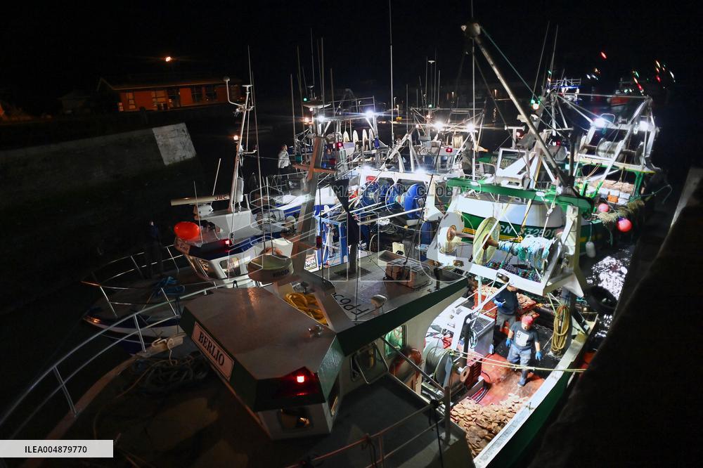 Return From Scallop Fishing - Port-En-Bessin. FC