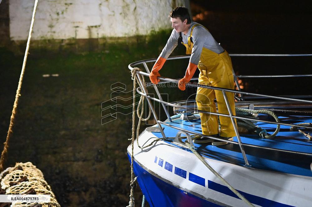 Return From Scallop Fishing - Port-En-Bessin. FC